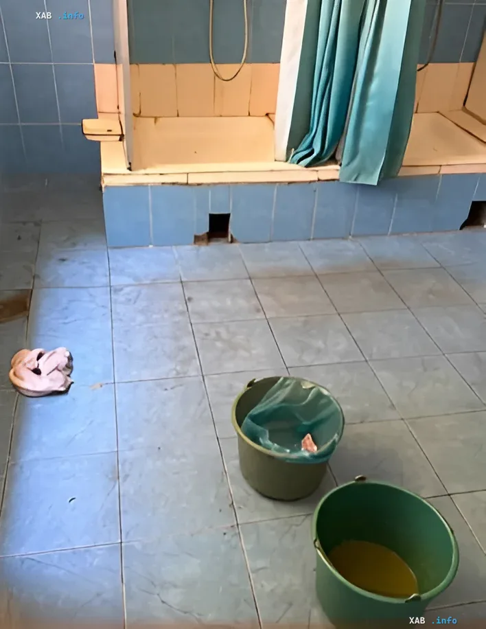 Ужасающие условия в лагере «Артек»: фото душевой с нарушениями Плохое состояние душевой в лагере «Артек»: грязные ведра и разбросанные вещи на полу, что подтверждает нарушения, зафиксированные омбудсменом Лубинец