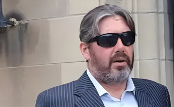 Мужчина в очках и костюме, подозреваемый в угоне автомобиля, проехавший 250 км по трассе, ориентируясь по огням фур