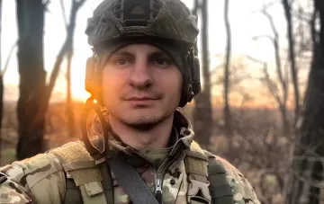 Командир батальона «Рейд» Евгений Карась в военной форме на фоне заката после венчания с актрисой Екатериной Шведенко