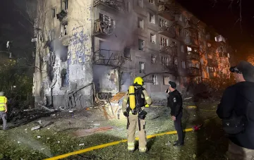 Пожарные и полиция у разрушенного жилого дома в Киеве после удара баллистикой — место трагедии, где погиб полицейский