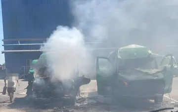 Сгоревшие автомобили и дым на фоне склада после атаки дронов в Броварах