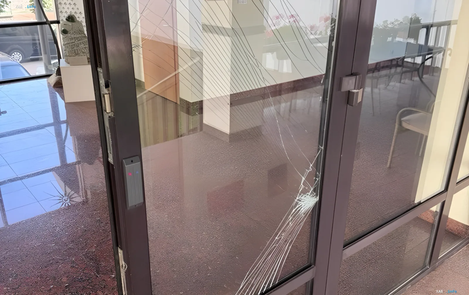 Разбитое стекло входной двери здания посольства Литвы в Киеве после массированной атаки