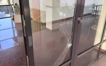 Разбитое стекло входной двери здания посольства Литвы в Киеве после массированной атаки