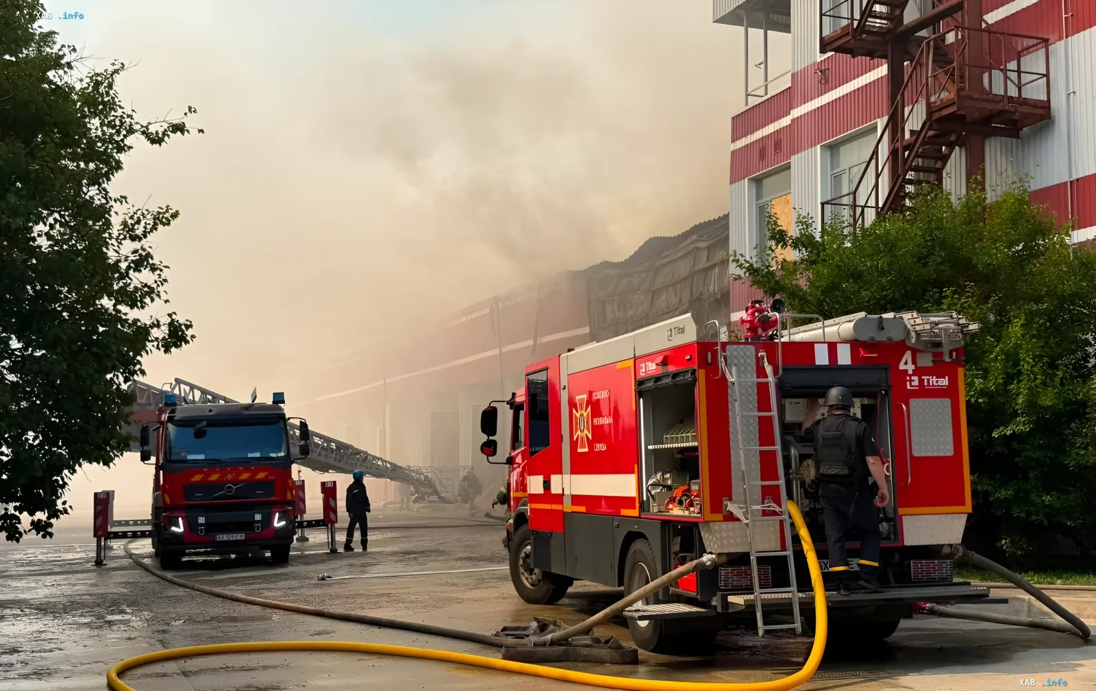 Feuerwehr löscht ein großes Feuer im Buchlager von 'Ranok' und 'Kniholen' nach einem Angriff russischer Drohnen, bei dem Millionen Exemplare zerstört wurden