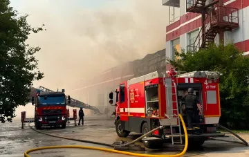 Feuerwehr löscht ein großes Feuer im Buchlager von 'Ranok' und 'Kniholen' nach einem Angriff russischer Drohnen, bei dem Millionen Exemplare zerstört wurden