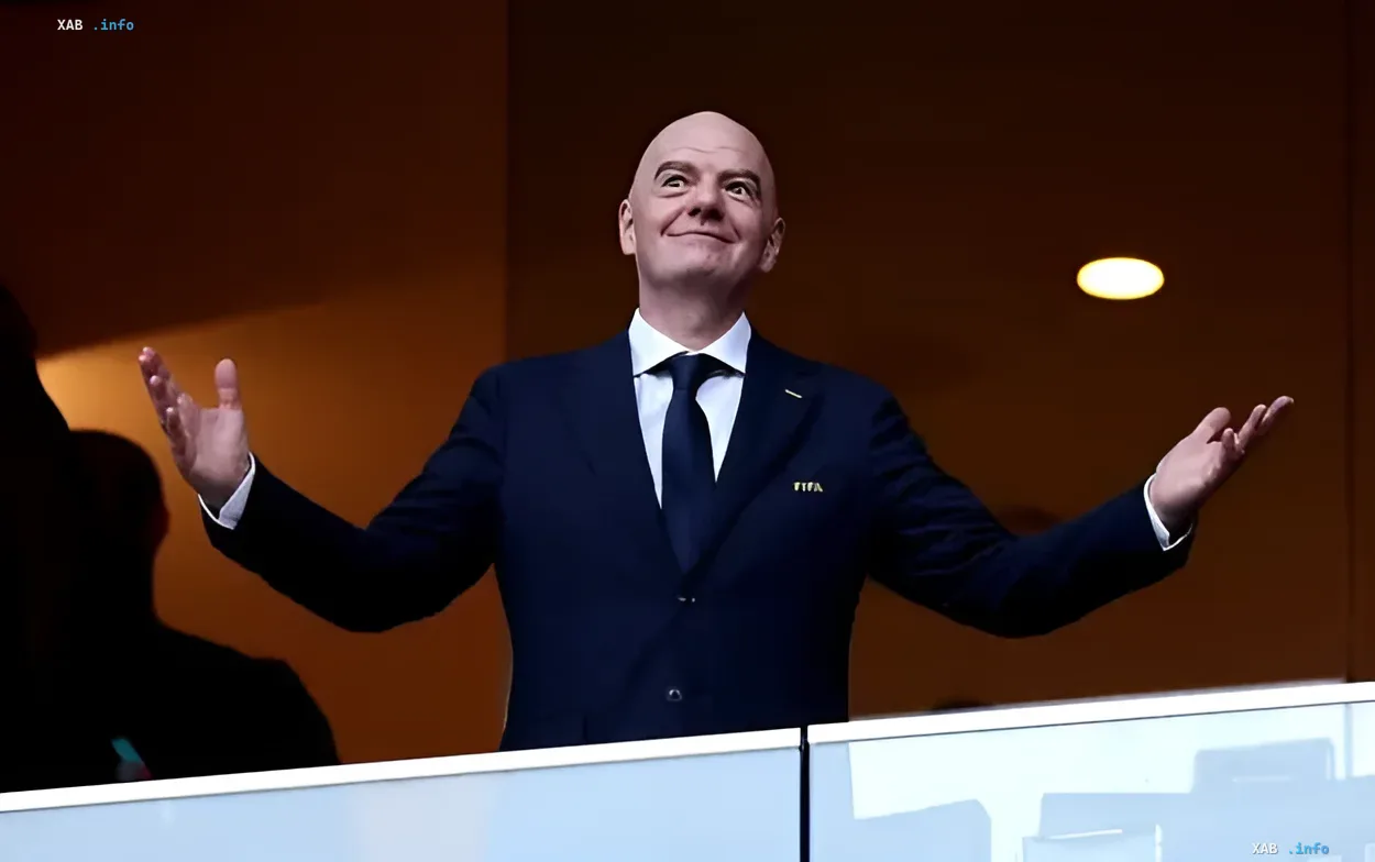 FIFA-Präsident Gianni Infantino mit ausgebreiteten Armen vor dem Hintergrund des gescheiterten Kushner-Deals