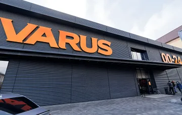 Фасад магазина Varus с оранжевой вывеской — символ крупнейшего поглощения в украинском ритейле и выхода сети в топ-4