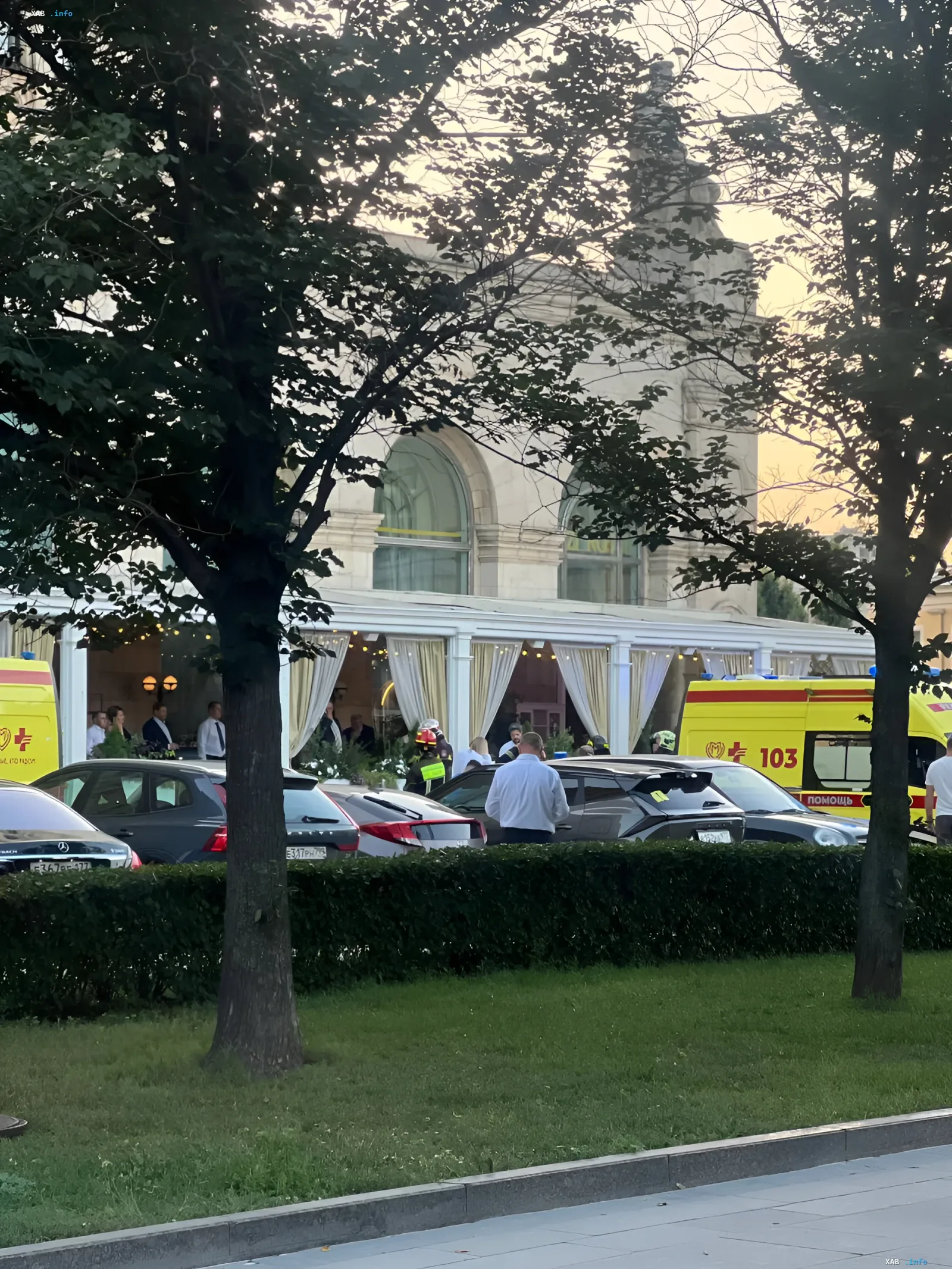 Ort der Tragödie im Restaurant Balzi Rossi: Auf dem Foto sind Rettungswagen und Rettungskräfte vor dem Gebäude nach einer Explosion im Zentrum von Moskau zu sehen