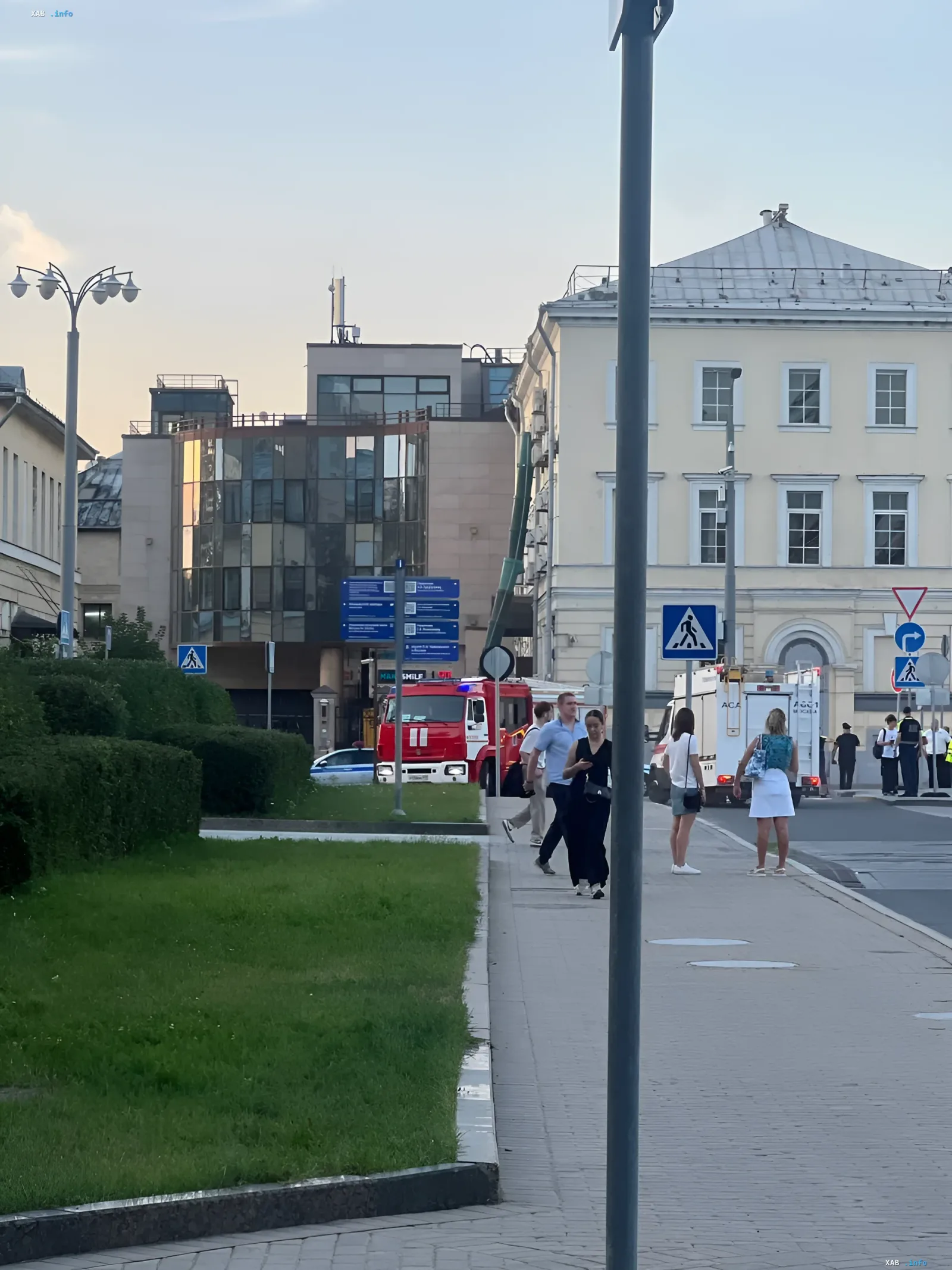 Ort der Tragödie im Zentrum Moskaus: Feuerwehrleute und Rettungskräfte auf der Straße nach der Explosion im Restaurant Balzi Rossi