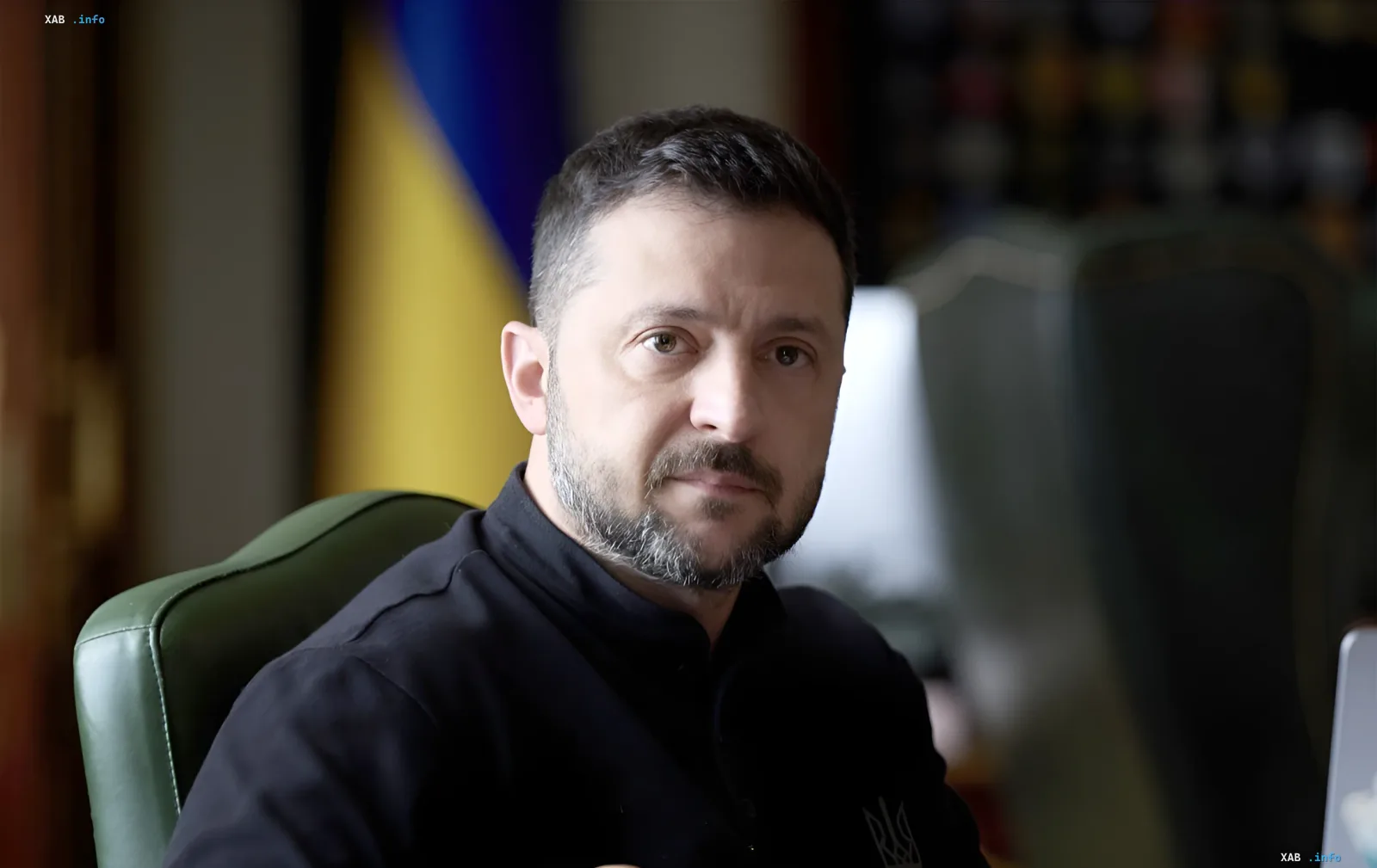 Президент Украины Владимир Зеленский в офисе с флагом Украины на фоне, обсуждает задержку поставок ракет Patriot