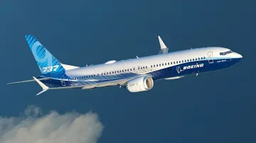 Boeing 737 MAX у повітрі з корпоративним дизайном, що символізує успішне проходження випробувань перед сертифікацією