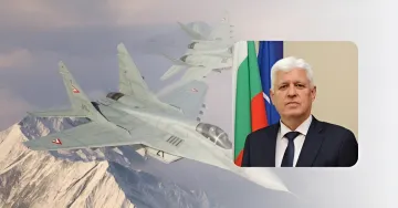 Болгарские истребители МиГ-29 в полете на фоне гор, рядом — портрет политика Болгарии с флагом страны, иллюстрирующий скандал вокруг покупки запчастей для советской авиации