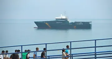 Мигранты на борту судна в море, наблюдающие за прибытием в Сеуту, вызвавшим экстренное совещание ЕС