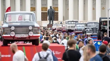 Экспозиция ретро-автомобилей на ВДНХ: классические советские и зарубежные авто на фоне павильона и памятника Ленину