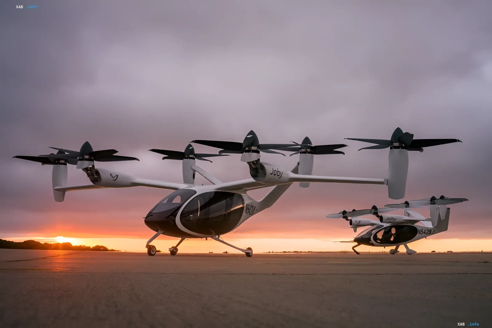 Самолети Joby Aviation на злітній смузі на заході сонця, що символізують майбутнє електричного аеротаксі у Флориді