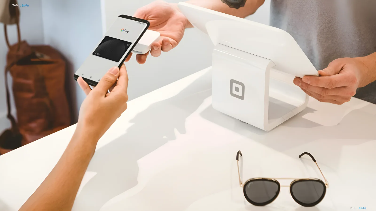 Пользователь пытается оплатить покупку через Google Pay на смартфоне с китайской прошивкой, но оплата не проходит — массовый сбой после обновления