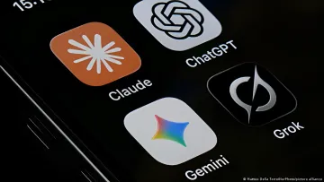 KI-Assistenten-Apps ChatGPT, Claude, Gemini und Grok auf einem Smartphone-Bildschirm – Symbol für die dringende Notwendigkeit eines „Not-Aus-Schalters“ für außer Kontrolle geratene KI-Agenten