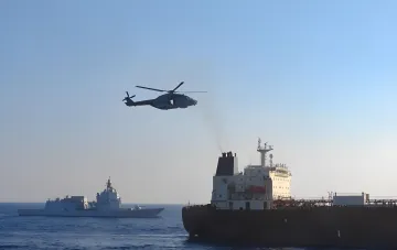 Італійський вертоліт та військовий корабель біля російського танкера «Toa Payoh» у Середземному морі