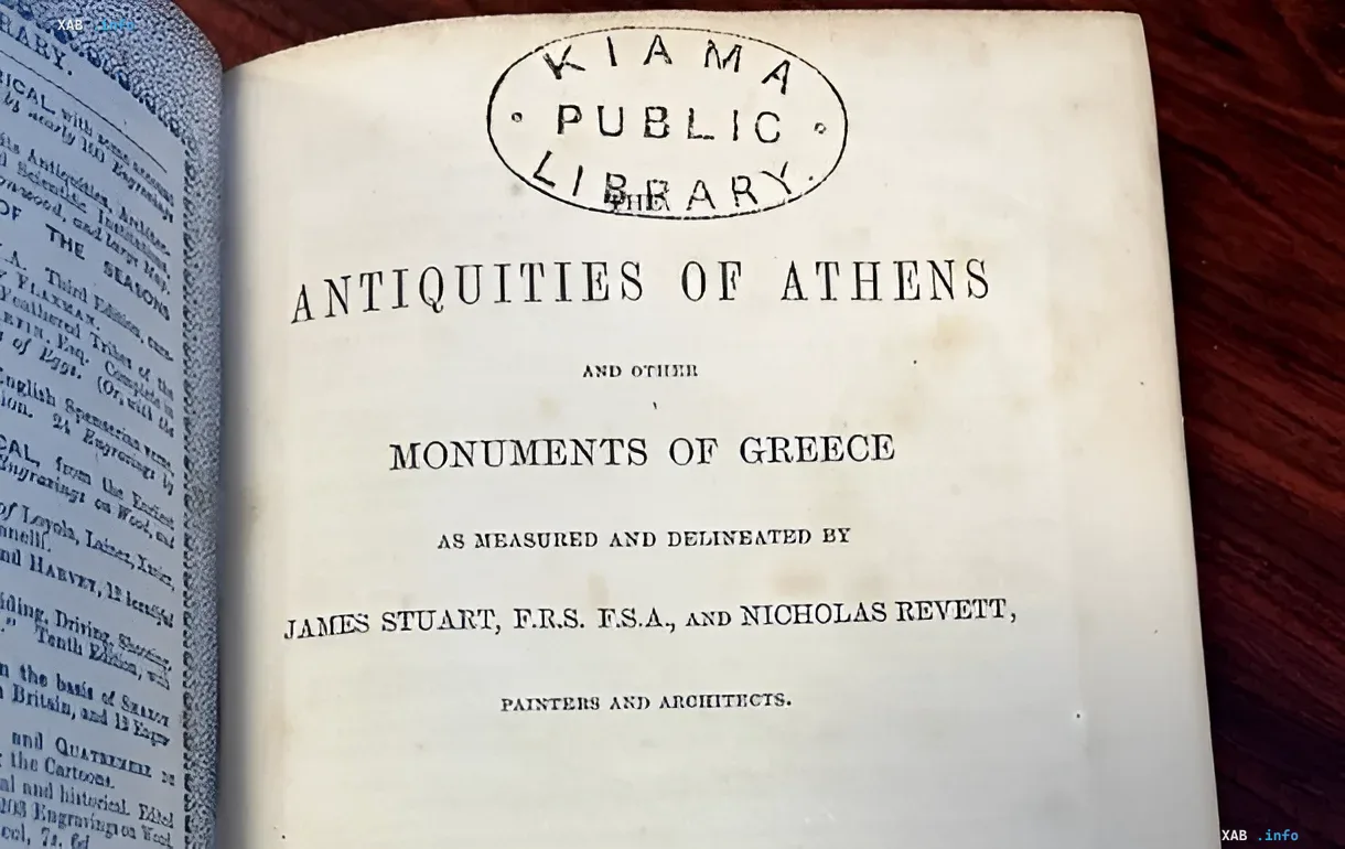 Altes Buch 'Antiquities of Athens' mit Stempel der Kiama Public Library, nach 150 Jahren Verschwinden in einem Kamin entdeckt