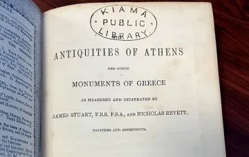 Altes Buch 'Antiquities of Athens' mit Stempel der Kiama Public Library, nach 150 Jahren Verschwinden in einem Kamin entdeckt