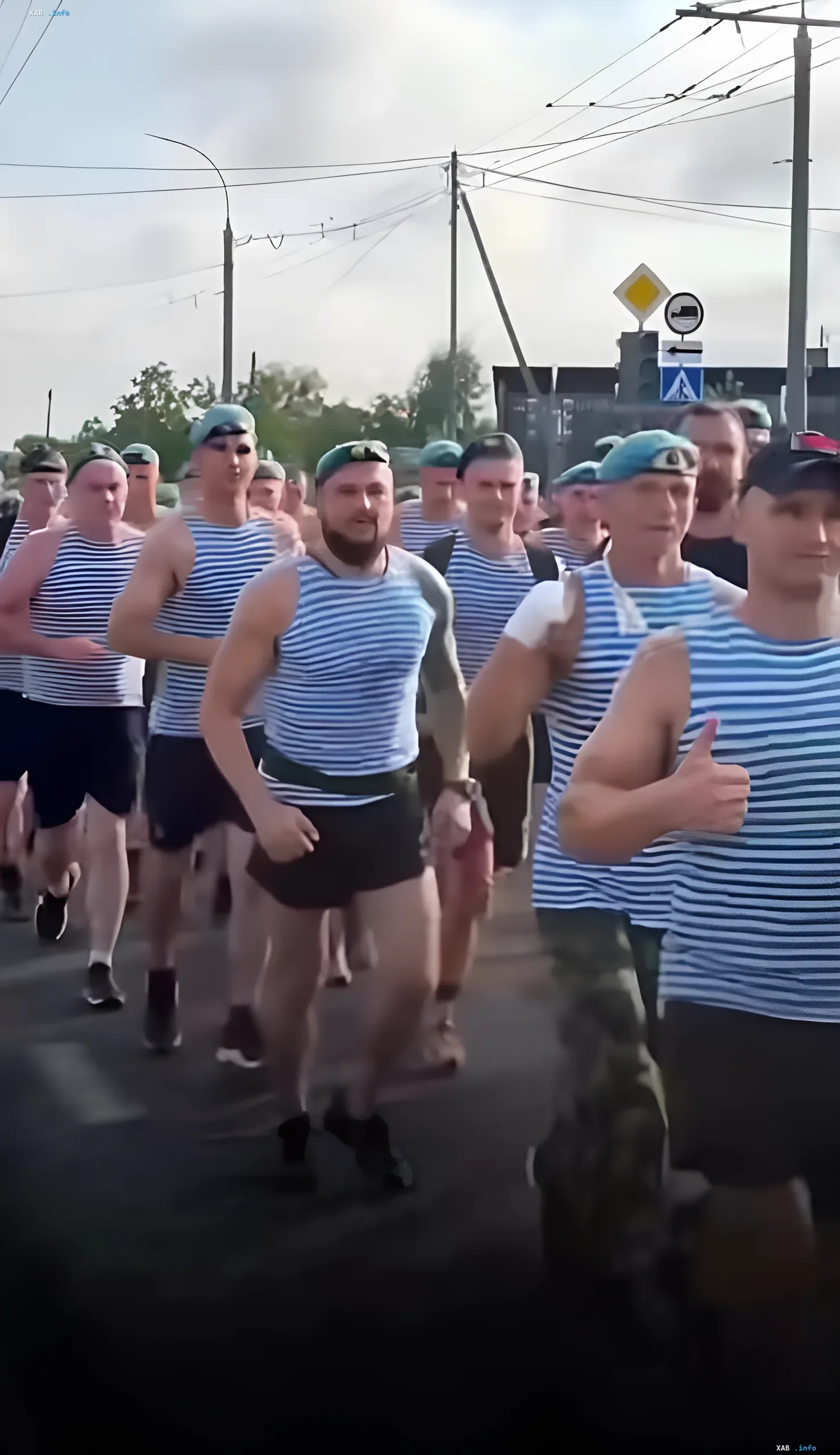 Teilnehmer des Massenlaufs zum Tag der VDV in Brest am 2. August in gestreiften Hemden und Baskenmützen