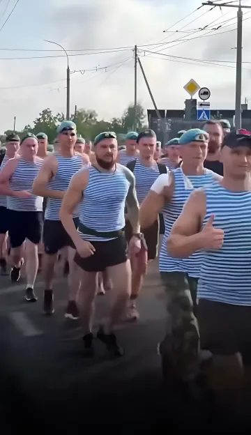 Участники массового забега в честь Дня ВДВ в Бресте 2 августа в полосатых майках и беретах