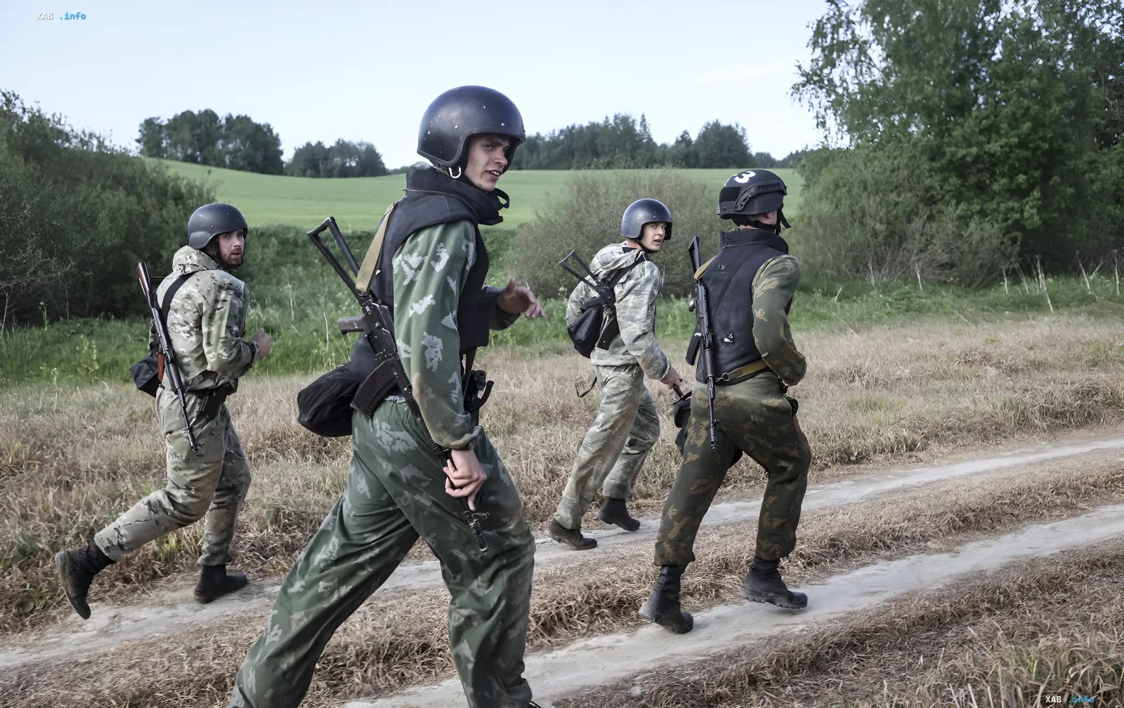 Belarusian soldiers in camouflage and helmets with weapons against a backdrop of fields, new airborne assault unit on the border with Ukraine