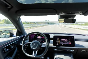 Салон Mercedes-Benz с минималистичным дизайном и сенсорными экранами вместо кнопок, иллюстрирующий тему отказа от физических элементов управления