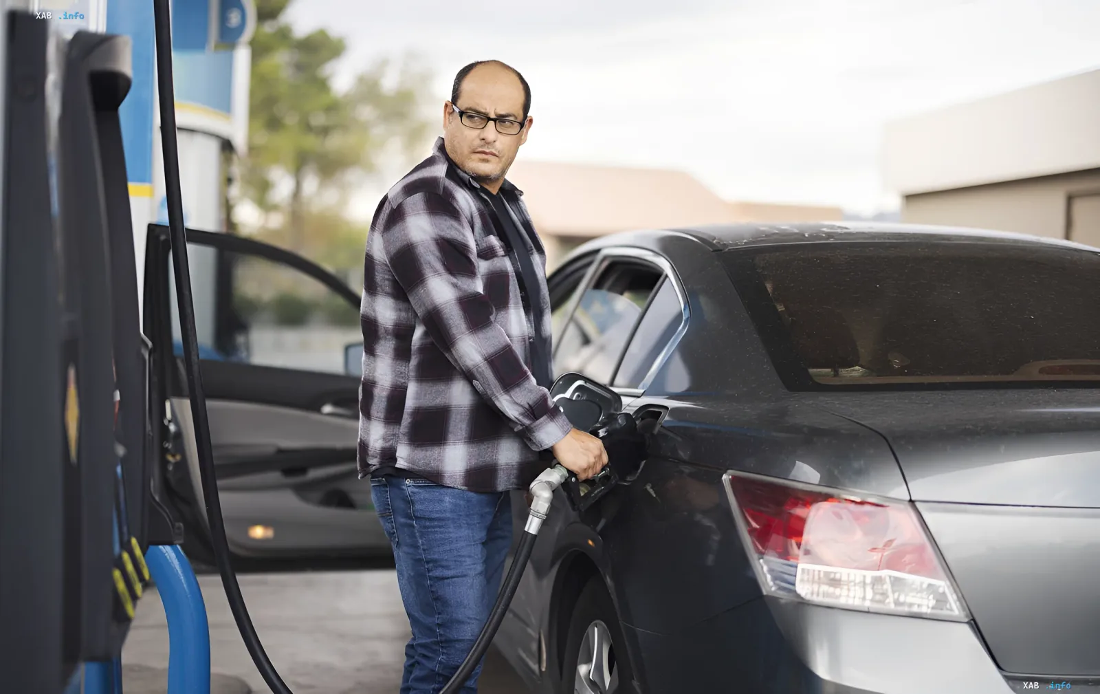 Man refueling a car at a gas station, illustrating the topic of rumors about fuel limits in Ukraine