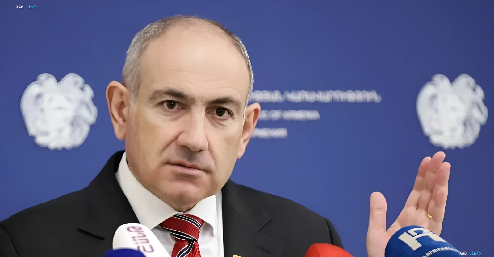 Ніколь Пашинян на прес-конференції, жестикулюючи під час оголошення про відставку
