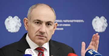 Никол Пашинян на пресс-конференции, жестикулируя во время объявления об отставке