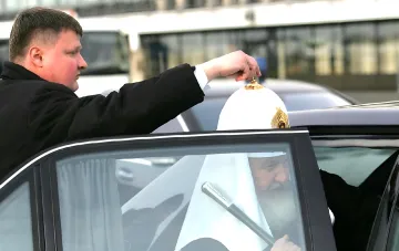 Патриарх Кирилл в автомобиле, связанный с темой молитв Серафима Саровского и атомной бомбы