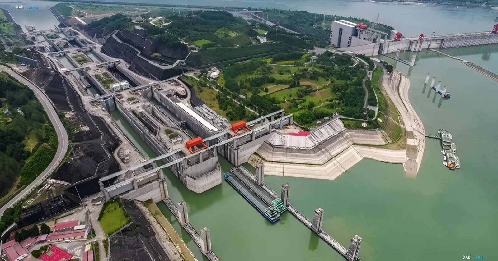 Luftaufnahme des Drei-Schluchten-Staudamms in China – das größte Wasserkraftwerk der Welt, das die Erdrotation beeinflusste