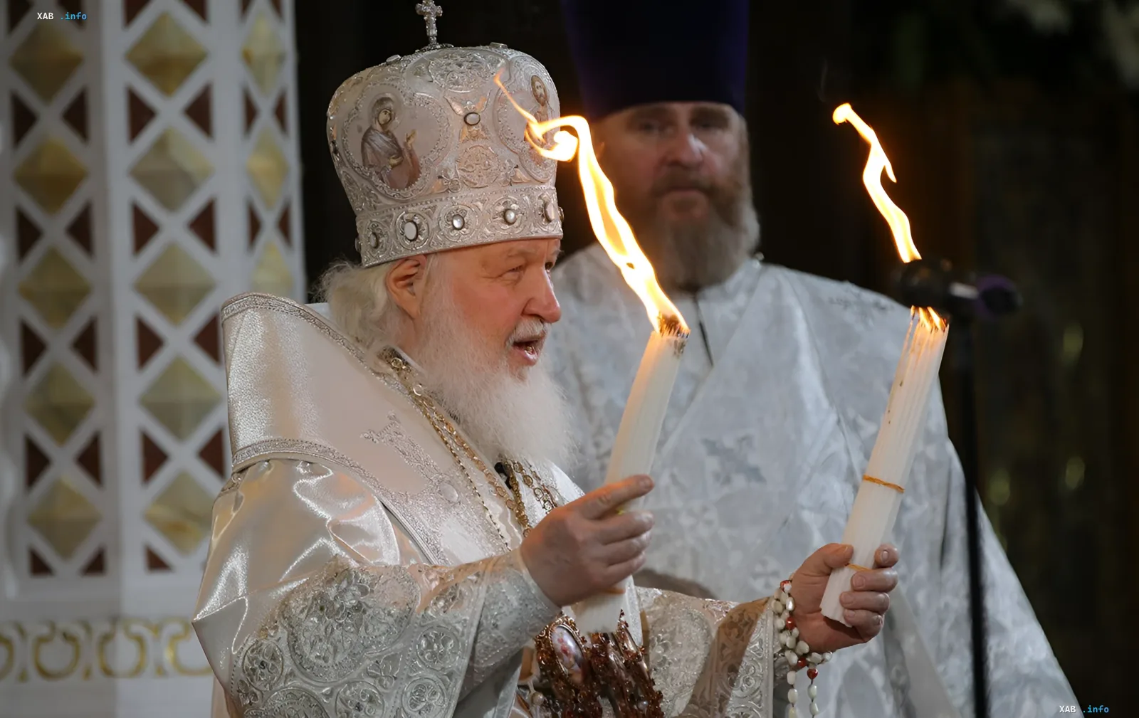 Патриарх Кирилл с горящими свечами во время пасхального богослужения, символизирующего молитвы о победе и защиту Отечества