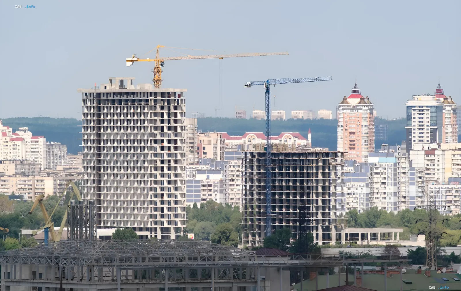 Строительство новых жилых комплексов в Киеве на фоне действующей войны, иллюстрирующее рост цен на недвижимость
