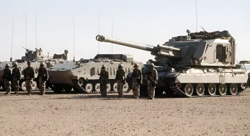 Saudi-Arabische Panzer und Soldaten in der Wüste im Rahmen der Vorbereitung auf eine Bodenoperation im Jemen