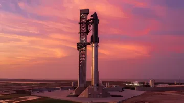 Ракета Starship на стартовом комплексе Starbase на фоне заката, символизирующая ускорение космических запусков в США