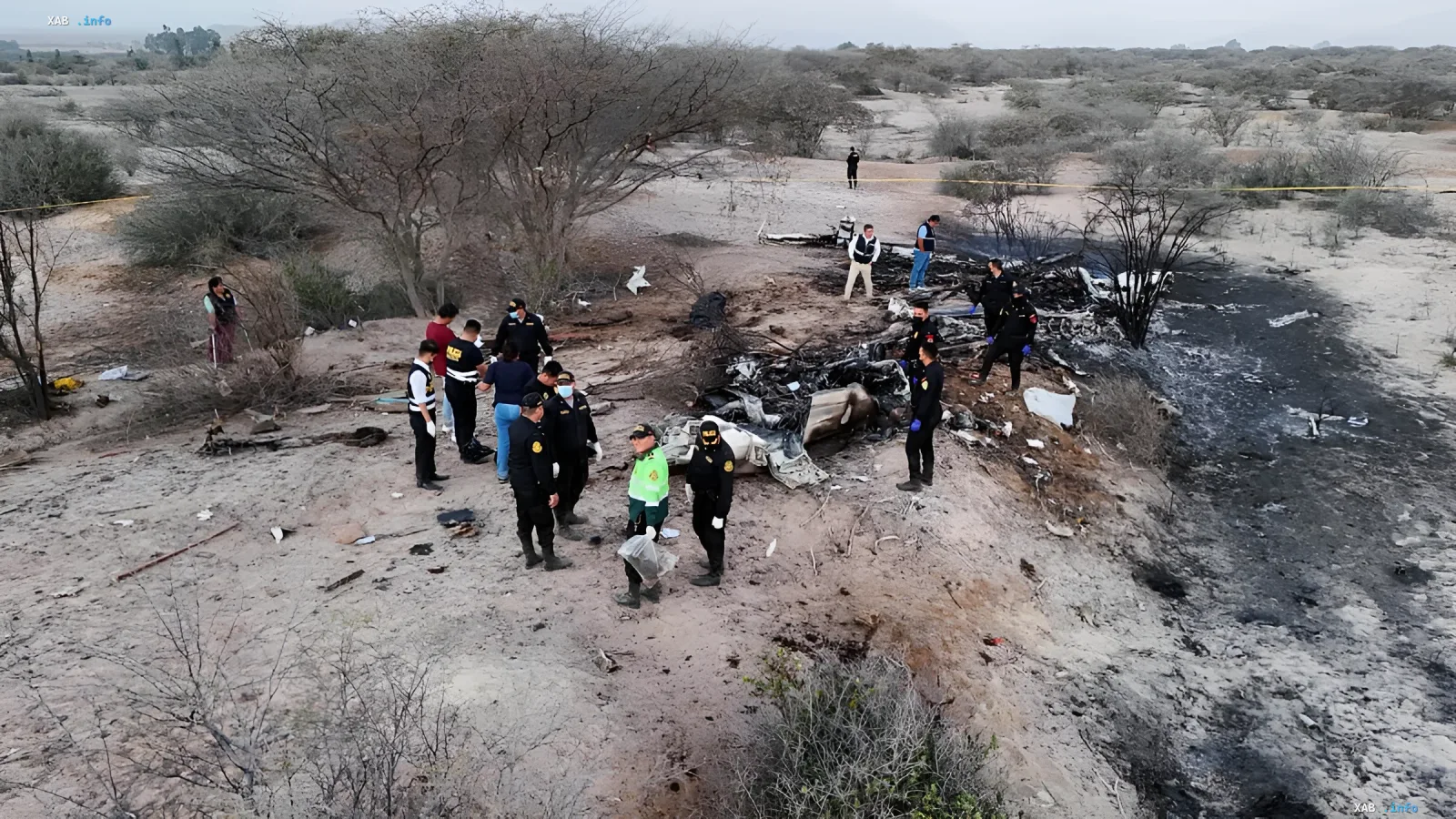 Unfallstelle des Flugzeugs in der Wüste von Nazca: Rettungskräfte und Ermittler untersuchen die verbrannten Überreste des Flugzeugs