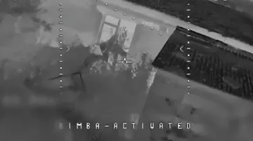 Thermografieaufnahme von einem Drohnenflug zeigt die Zerstörung feindlicher Sturmgruppen bei Charkiw