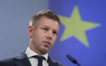 Министр энергетики Венгрии на фоне флага ЕС обсуждает остановку АЭС из-за засухи и экстремальной жары