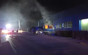 Brand im ROZETKA-Lager in Browary nach russischem Drohnenangriff: Feuerwehr bekämpft Feuer nachts