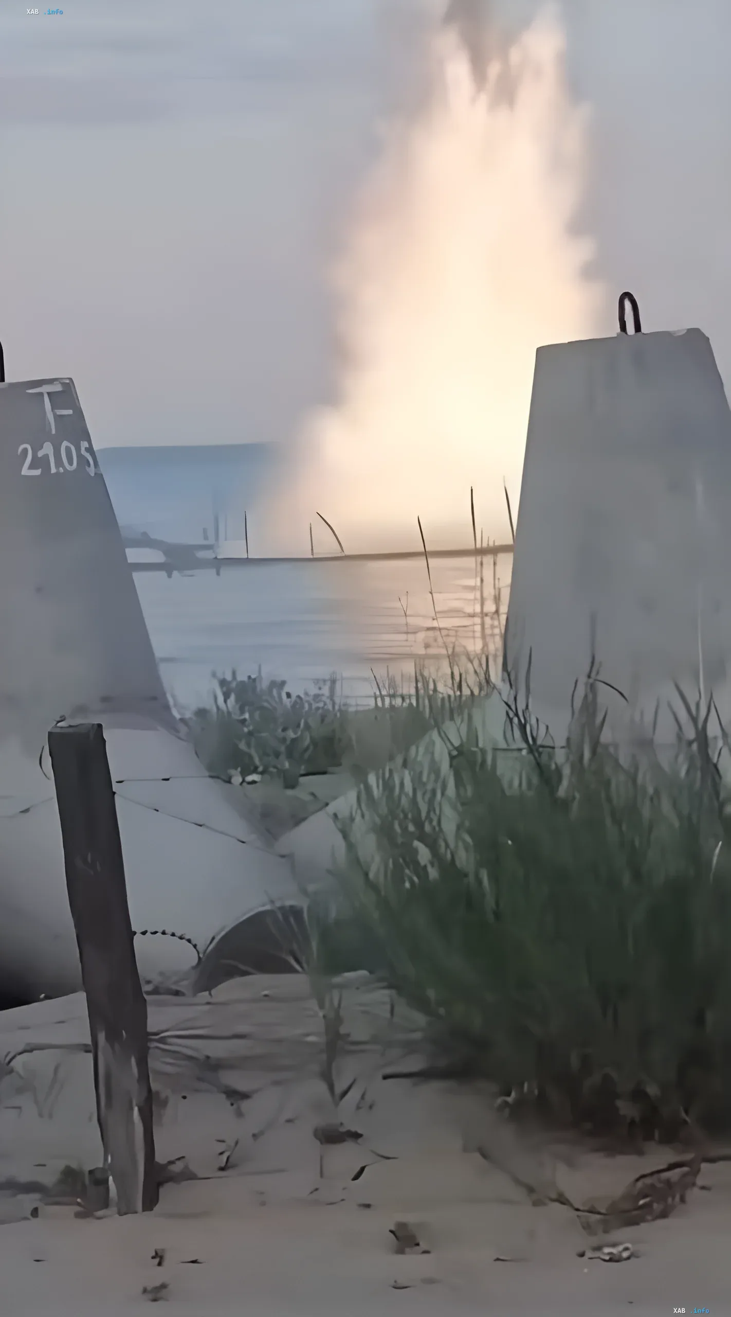 Explosion eines Munitionsgeschosses im Meer nahe dem Dorf Hrybivka, Oblast Odessa: Feuer- und Rauchsäule über dem Wasser