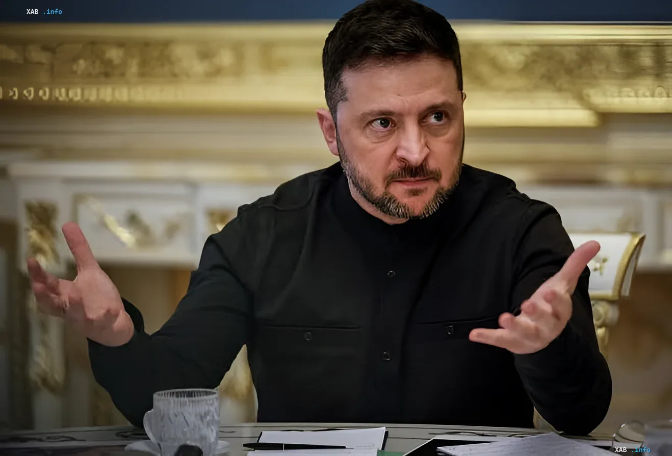 Президент Украины Владимир Зеленский во время брифинга, озвучивающий статистику атак: 1900 дронов и 144 ракеты за неделю