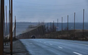 Экспериментальный антидроновый купол над дорогой в Харьковской области: сетчатая защита от FPV-дронов