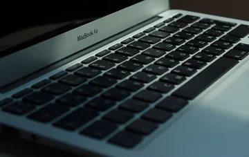 Nahaufnahme der MacBook Air-Tastatur mit Modellbezeichnung, die die Preiserhöhung von Apple aufgrund des Chipmangels veranschaulicht