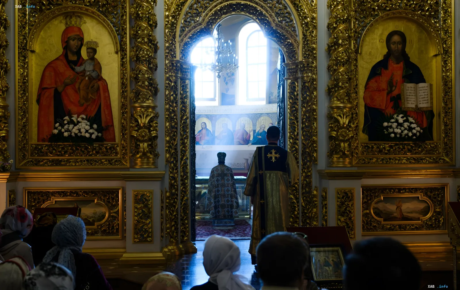 Orthodoxer Gottesdienst: Priester am Altar, Ikonen der Gottesmutter und Christi, Gläubige beten — Illustration zum Kalender der Kirchliche Feiertage im August in der Ukraine