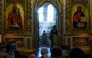 Orthodoxer Gottesdienst: Priester am Altar, Ikonen der Gottesmutter und Christi, Gläubige beten — Illustration zum Kalender der Kirchliche Feiertage im August in der Ukraine