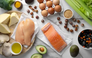 Ассорти белковых продуктов: куриное филе, лосось, яйца, сыр и орехи — визуализация тренда на высокое потребление белка