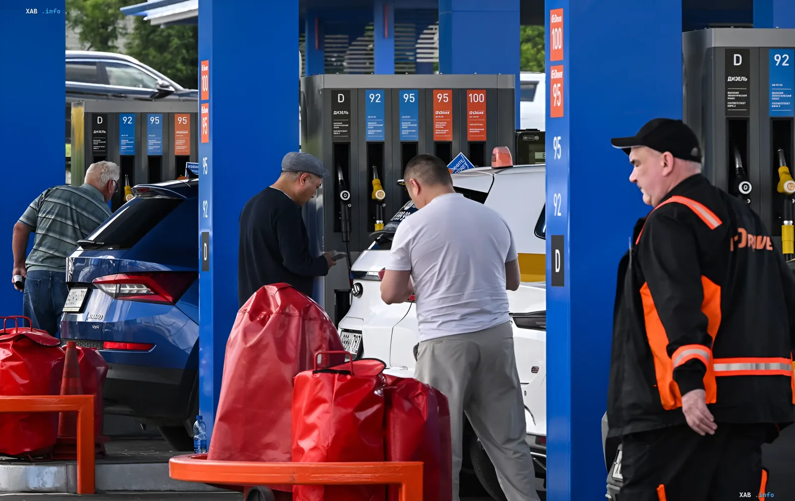 Водители заправляют автомобили на АЗС в Красноярске на фоне снижения цен на бензин перед визитом Путина
