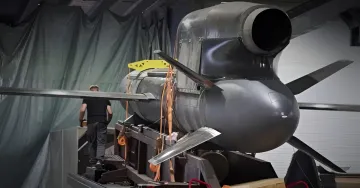Turbojet-Motor des ukrainischen FP-5 «Flamingo» UAV von Fire Point während der Montage